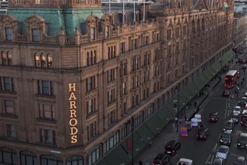 El director general de almacenes Harrods denunció recientemente que el antiguo propietario de los grandes almacenes Harrods, el fallecido empresario egipcio Mohamed al Fayed.