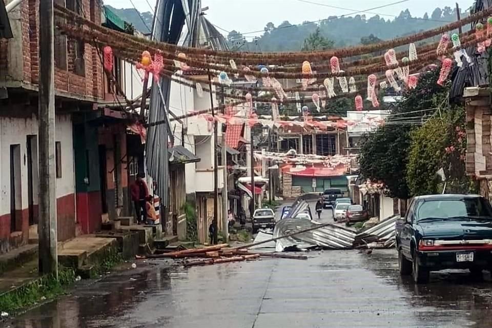 En Pamatácuaro, en el municipio de Los Reyes, uno de los 27 municipios en alerta amarilla, reportaron estructuras metálicas desprendidas por los fuertes vientos.