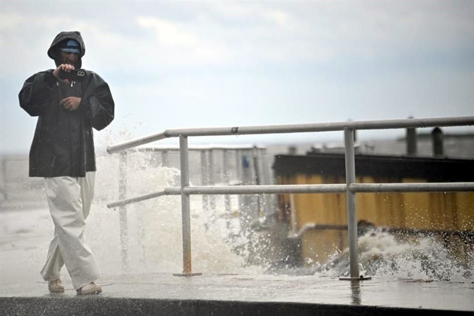 'Helene'' se fortaleció hasta convertirse en un huracán de categoría 4 'extremadamente peligroso' antes de su llegada a la costa de Florida.