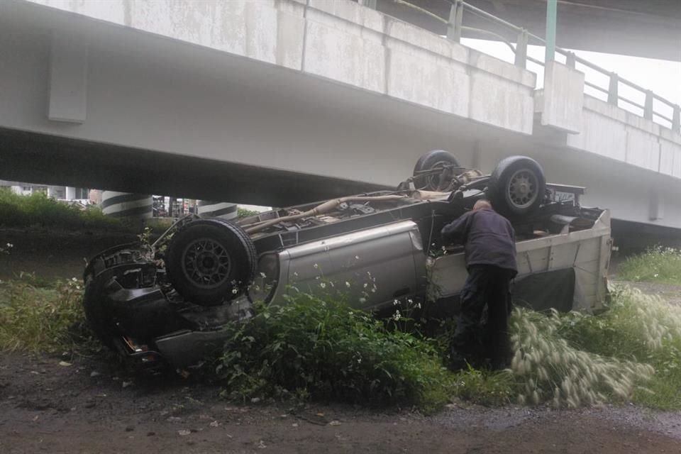 Una camioneta cayó del puente vehicular de Avenida Jesús Reyes Heroles, en Tlalnepantla.