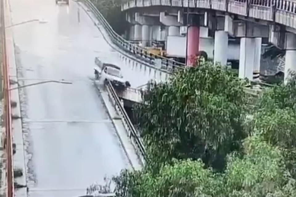 El vehículo circulaba sobre el puente cuando se estrelló contra los barandales y posteriormente cayó.