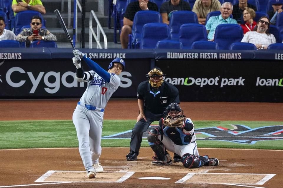 Un joven presentó una demanda para detener la subasta por la pelota del récord 50-50 de Shohei Ohtani, pues asegura que le fue arrebatada.