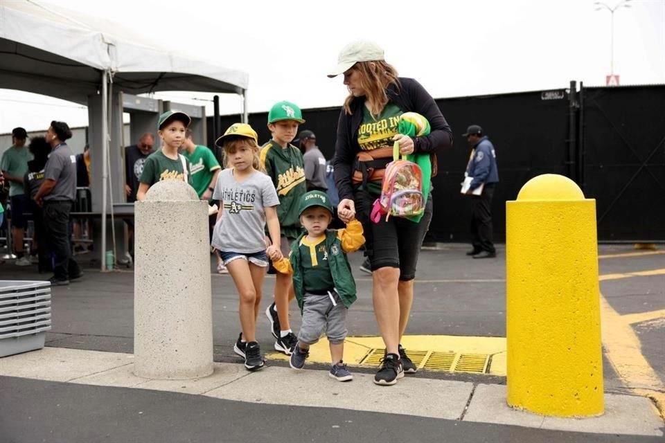 Muchos niños dejaron de ir al colegio para asistir al último partido de los Atléticos en Oakland.