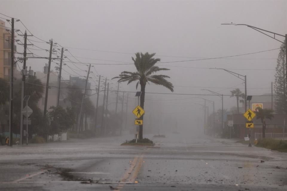 Una calle vacía antes de la llegada del huracán 'Helene' en St. Pete Beach, Florida.