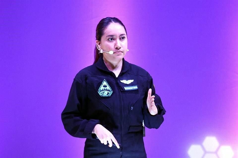 Katya Echazarreta, primera mujer de origen mexicano en viajar al espacio exterior, coordina el encuentro 'Personas espaciales'.