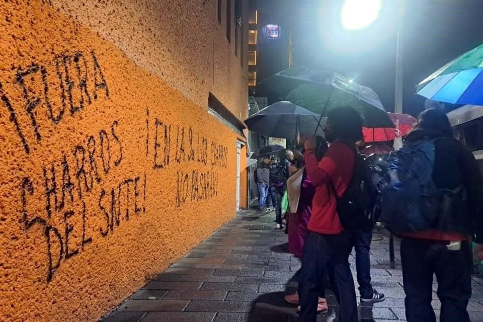 Agremiados de la sección 9 de la CNTE acudieron esta noche a gritar consignas y a pintar con aerosol las paredes del SNTE al acusar irregularidades en elecciones.