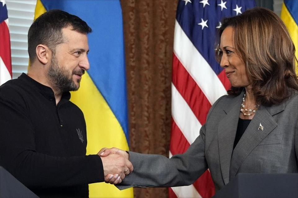 La Vicepresidenta estadounidense Kamala Harris estrecha la mano del Presidente ucraniano Volodymyr Zelenskyy, el 26 de septiembre de 2024, en Washington.