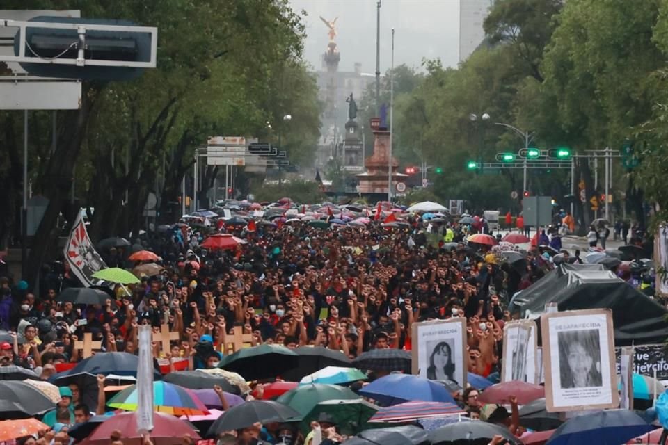 Miles de personas marcharon ayer para exigir la aparición con vida de los estudiantes normalistas, a 10 años de su desaparición.