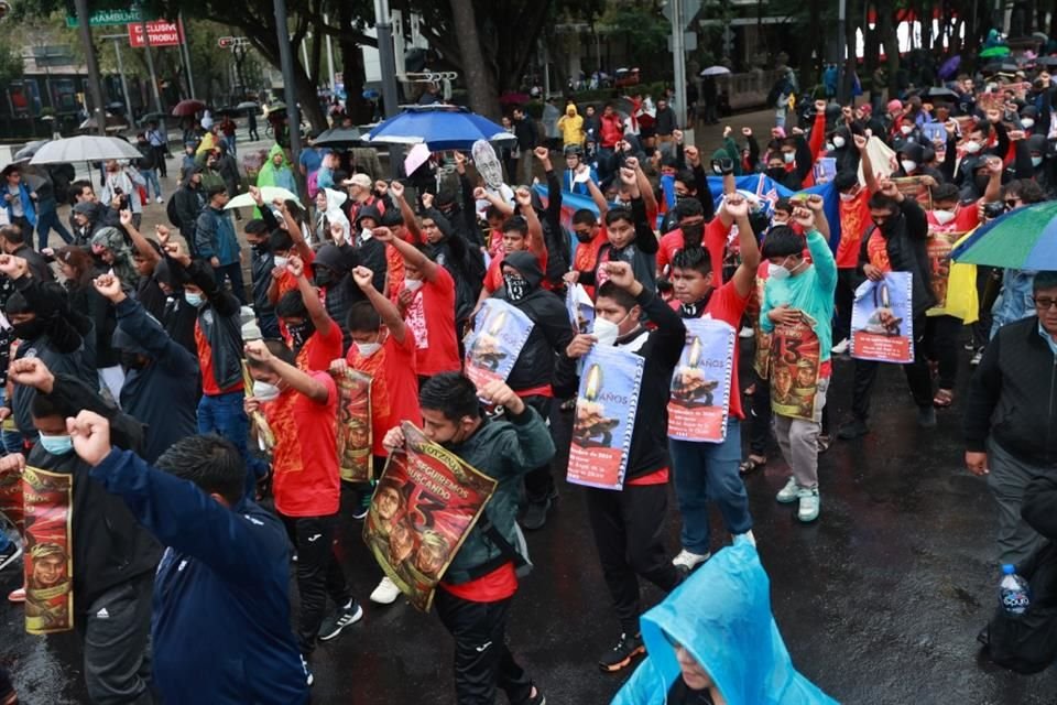 Padres de normalistas de Ayotzinapa acusaron que AMLO traicionó su confianza y le dio la espalda al caso por proteger al Ejército.