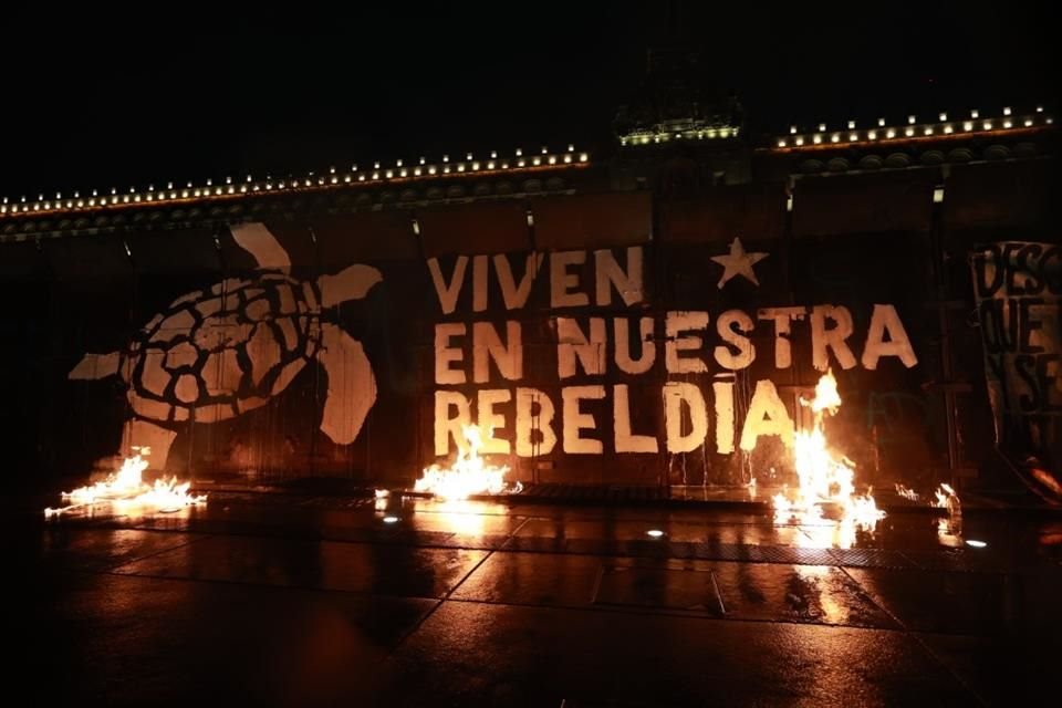 Al llegar al Zócalo, los manifestantes lanzaron artefactos del otro lado de la valla que protegía a Palacio Nacional.