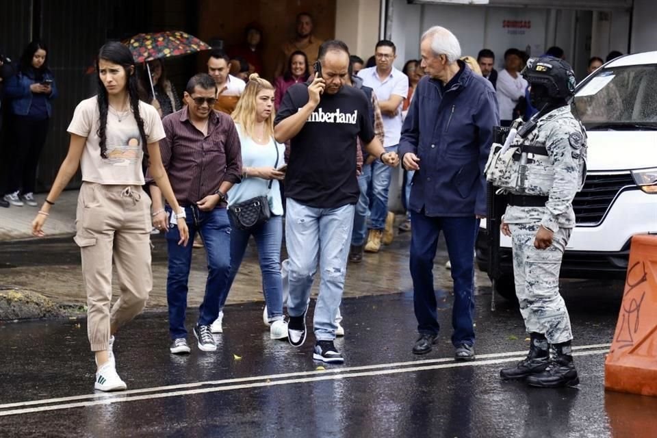 Sobre Avenida Universidad, una escena que se repitió en toda la Ciudad: desalojo e incertidumbre.