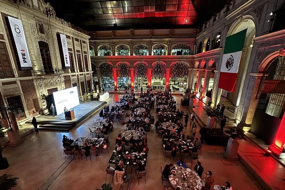 Los asistentes disfrutaron de la premiación con una cena en las instalaciones de Grupo Reforma.