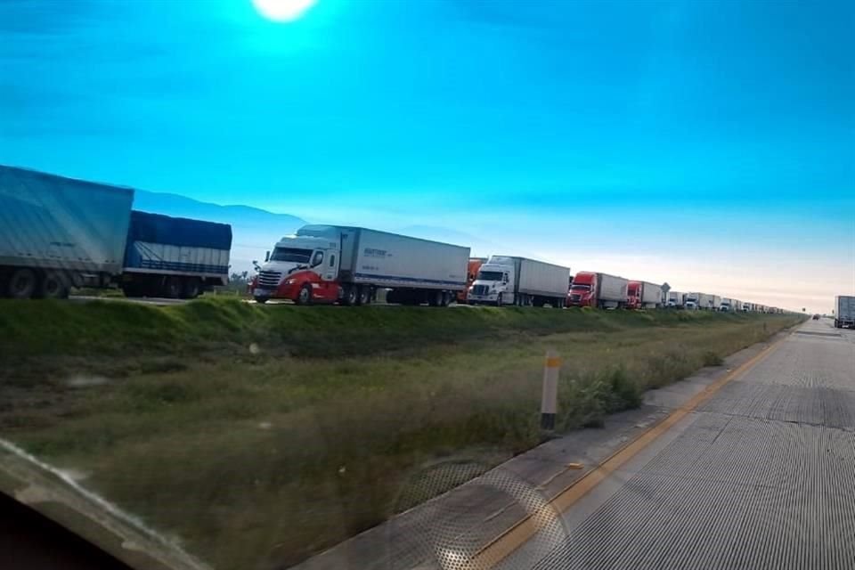 Usuarios de la Carretera 57 reportaron este viernes filas de 35 kilómetros de largo de vehículos detenidos en los carriles que van de San Luis Potosí hacia Saltillo y Monterrey.