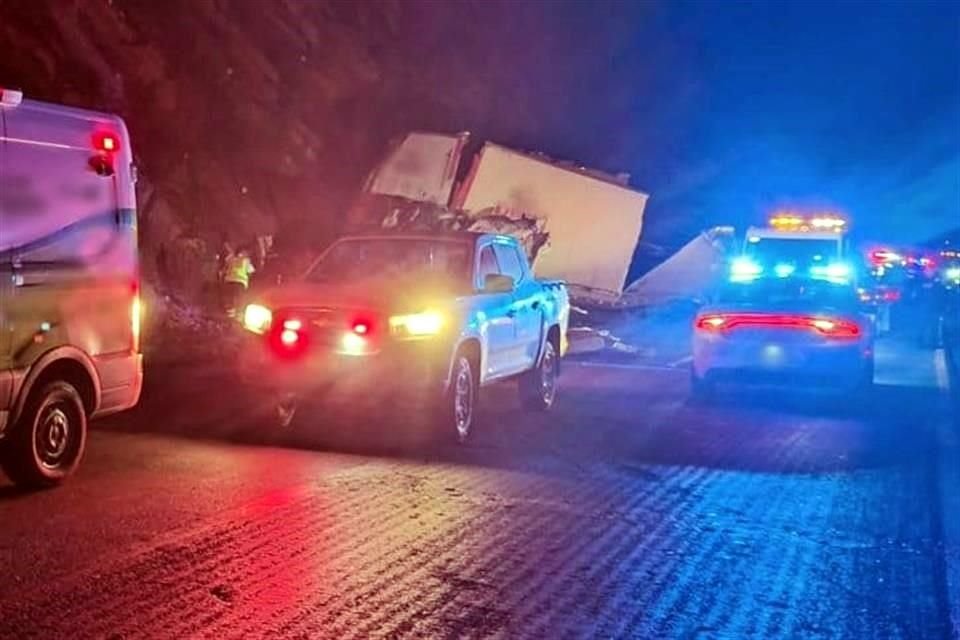 Un tráiler que circulaba la noche del jueves hacia el norte por la Carretera 57, en el tramo de Los Chorros, se accidentó contra la montaña.