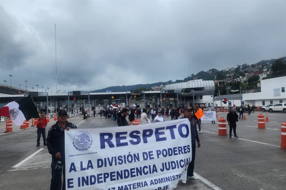 Trabajadores del PJ protestan en la caseta de la Autopista México-Cuernavaca, donde levantan plumas y liberan a automovilistas de cobro.