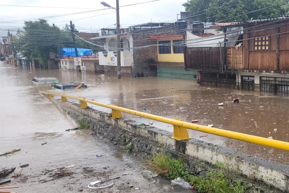 Ante las lluvias por tormenta tropical 'John' se desbordó el río Huacapa en la ciudad de Chilpancingo.