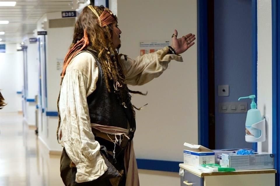 El actor Johnny Depp visitó a los niños del hospital Donostia caracterizado como el capitán Jack Sparrow.