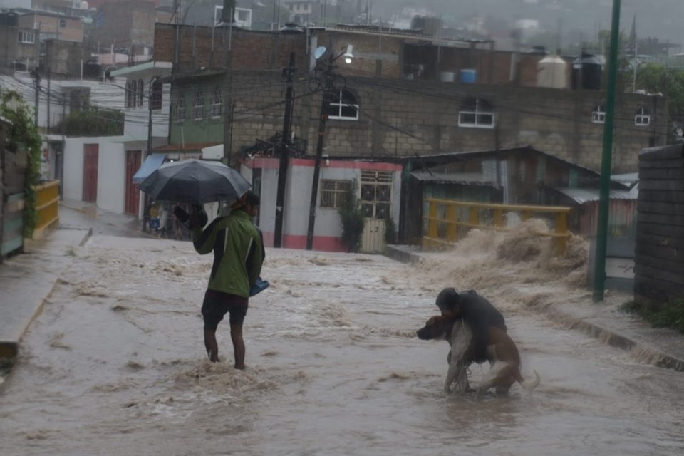 Las lluvias de 'John' provocaron el desbordamiento del río Huacapa, en Chilpancingo.