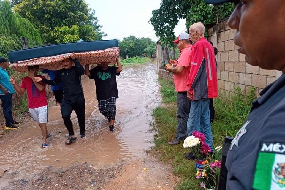 En Huetamo, la población resultó perjudicada por el desborde del Río Balsas, por lo que Protección Civil de Michoacán reportó la evacuación de comunidades.