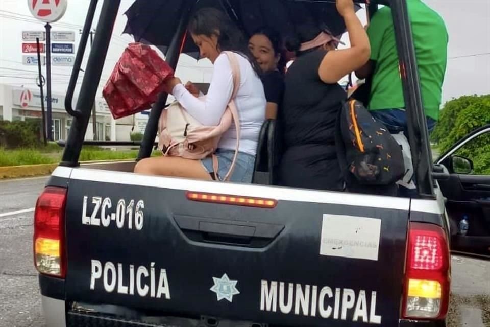 En Lázaro Cárdenas, donde diversos vehículos y casas quedaron dañados por el agua, este 27 de septiembre, patrullas fueron dispuestas para traslados ciudadanos a casas y a trabajos.