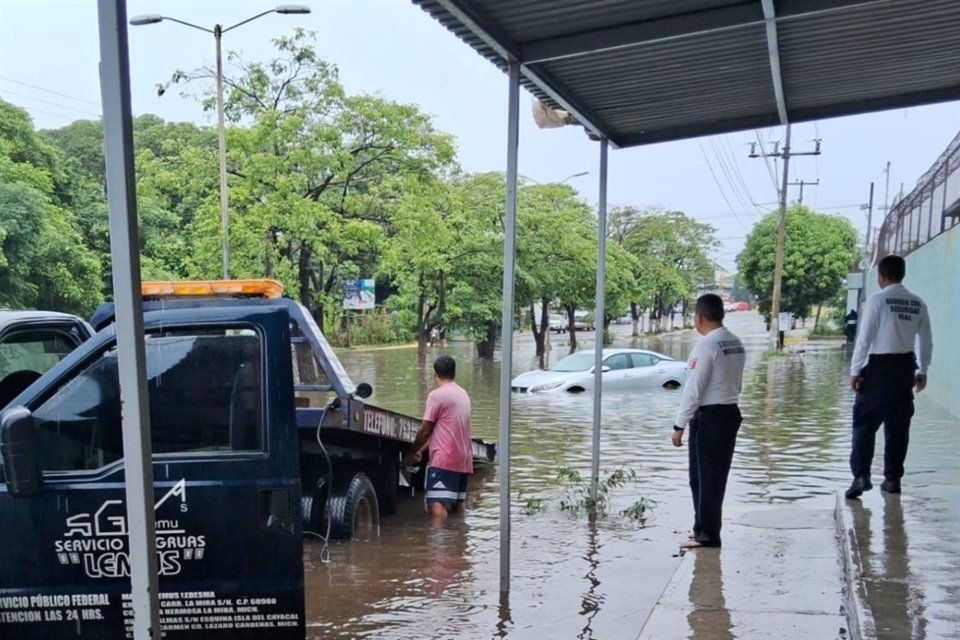 Tormenta tropical 'John' ha dejado inundaciones y daños a casas en 5 municipios de Michoacán; algunas personas se refugiaron en albergues.