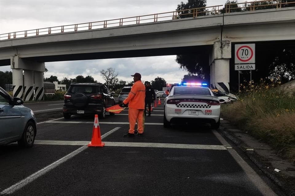 Las primeras indagatorias refieren que el taxi tomó la curva a gran velocidad, perdió el control, derrapó y terminó estrellándose de costado contra la base de un puente vehicular.