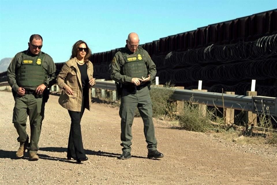 Kamala Harris visita la frontera entre Estados Unidos y México con el jefe del sector de Tucson de la Patrulla Fronteriza estadounidense, John Modlin (R), en Douglas.