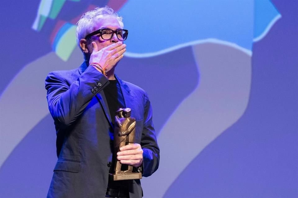 El cineasta Alfonso Cuarón fue galardonado con el Premio Abrazo de Honor en el Festival Biarritz Amérique Latine, de Francia.