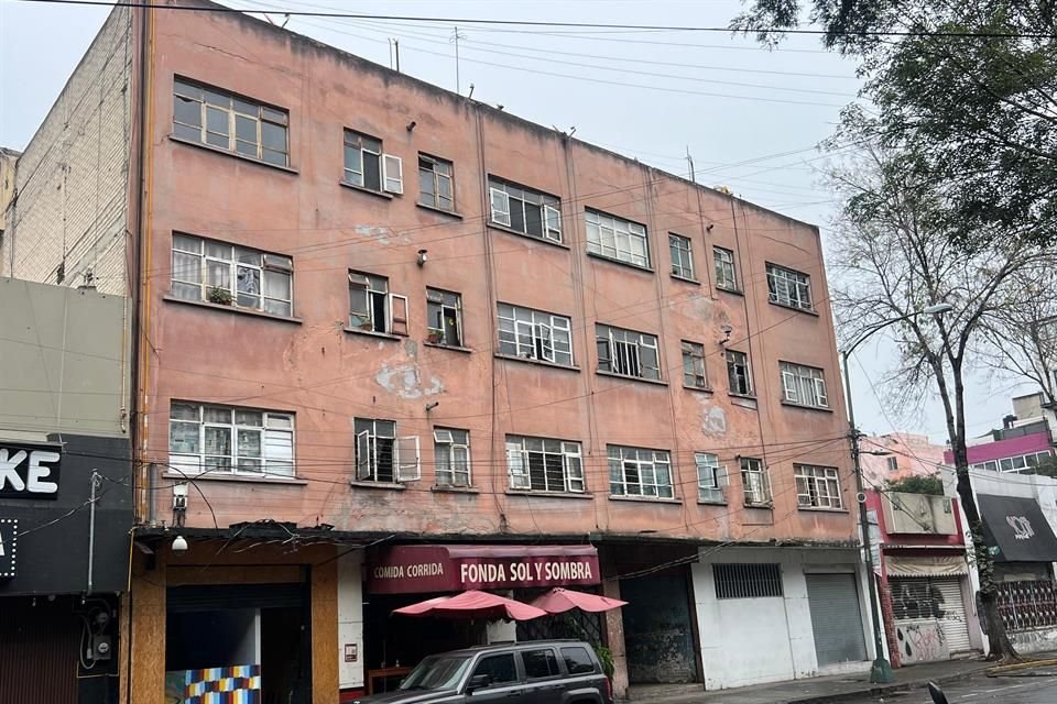 Sólo ocho habitantes permanecen en el edificio de Maximino Ávila Camacho 107. 