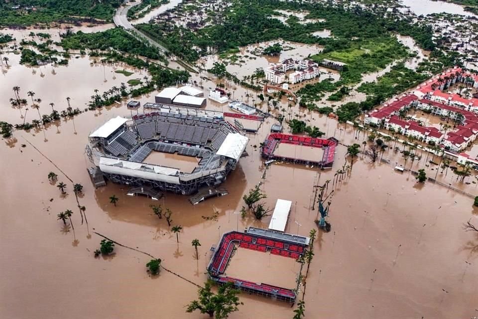 Así quedaron las instalaciones del Abierto Mexicano de Tenis tras el paso del Huracán John en Acapulco.