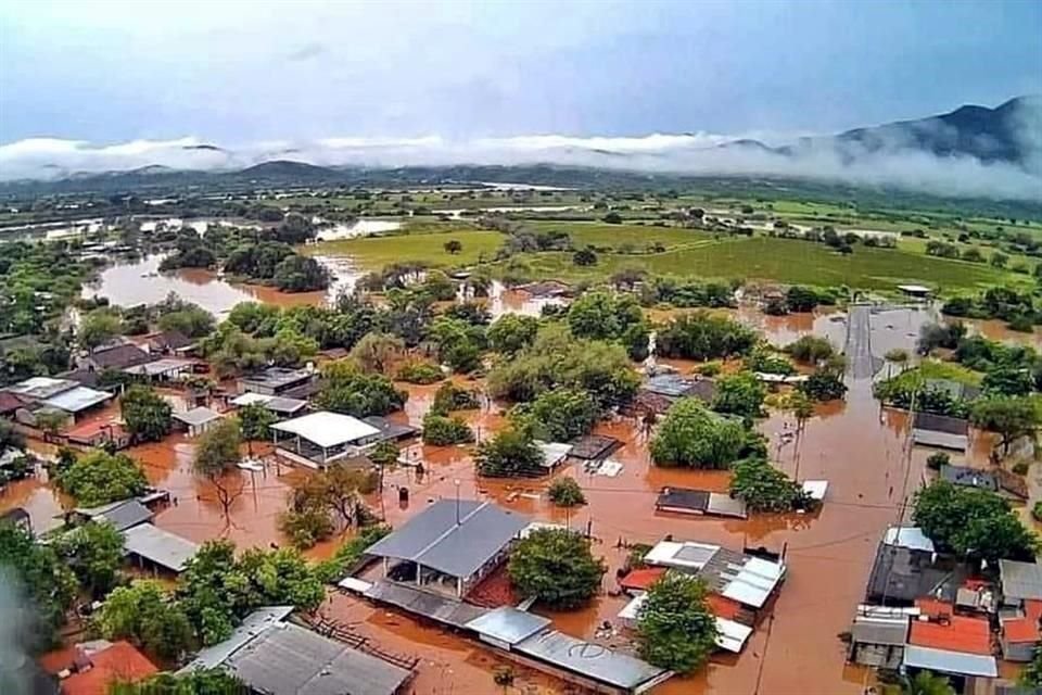 Más de 200 viviendas afectadas y decenas de refugiados es el saldo de las afectaciones causadas por tormenta tropical 'John' en Michoacán.