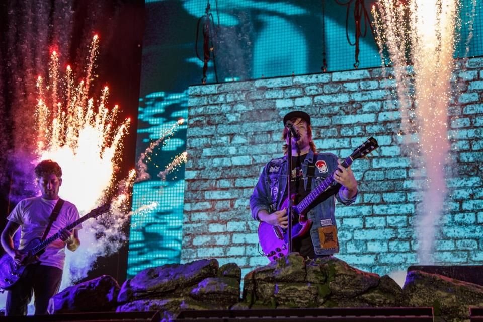 . La banda incorporó proyecciones 3D, pirotecnia y una escenografía dinámica que, junto con el espectáculo de luces, brindó una experiencia envolvente.