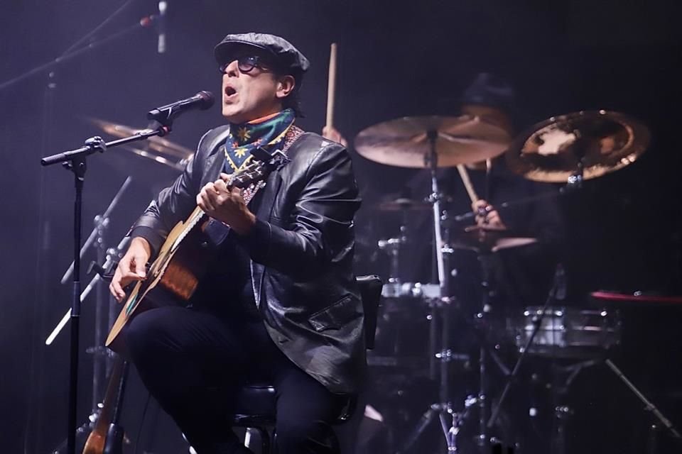 Clemente Castillo, vocalista, agradeció al público llegado de todas partes y que llenó el Pepsi Center WTC.