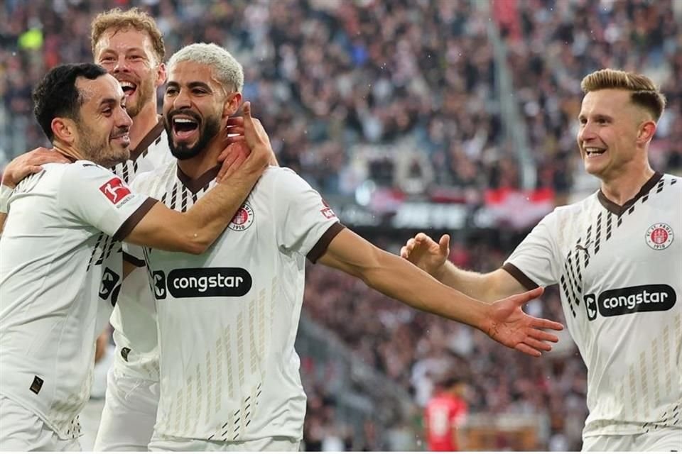 El St. Pauli festejó su primera victoria en la Bundesliga luego de 13 años, con un contundente 3-0 en la visita al Freiburg.