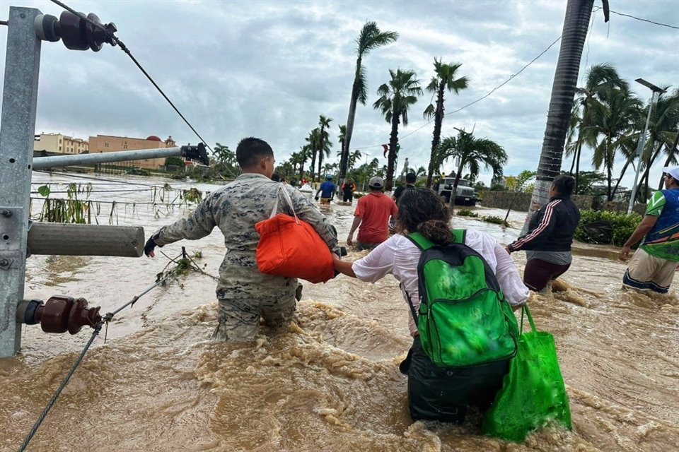 Más de 5 mil personas fueron evacuadas de sus casas en Guerrero ante daños por huracán 'John', informó CNPC.