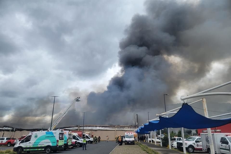 Al momento se desconoce el número de personas intoxicadas por el humo del incendio en Walmart Periférico, en Zapopan.