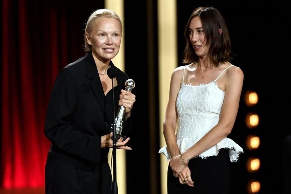 Gia Coppola y laactriz canadiense Pamela Anderson reciben el premio especial Special del Jurado por 'The Last Showgirl'.