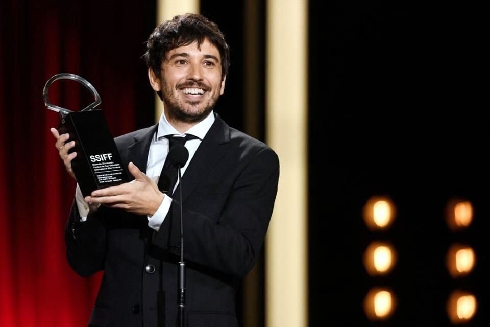 Co-ganador de la Concha de Plata al mejor director junto a la portuguesa Laura Carreira por 'Al caer', el director español Pedro Martín Calero recibe el galardón por 'El llanto'.