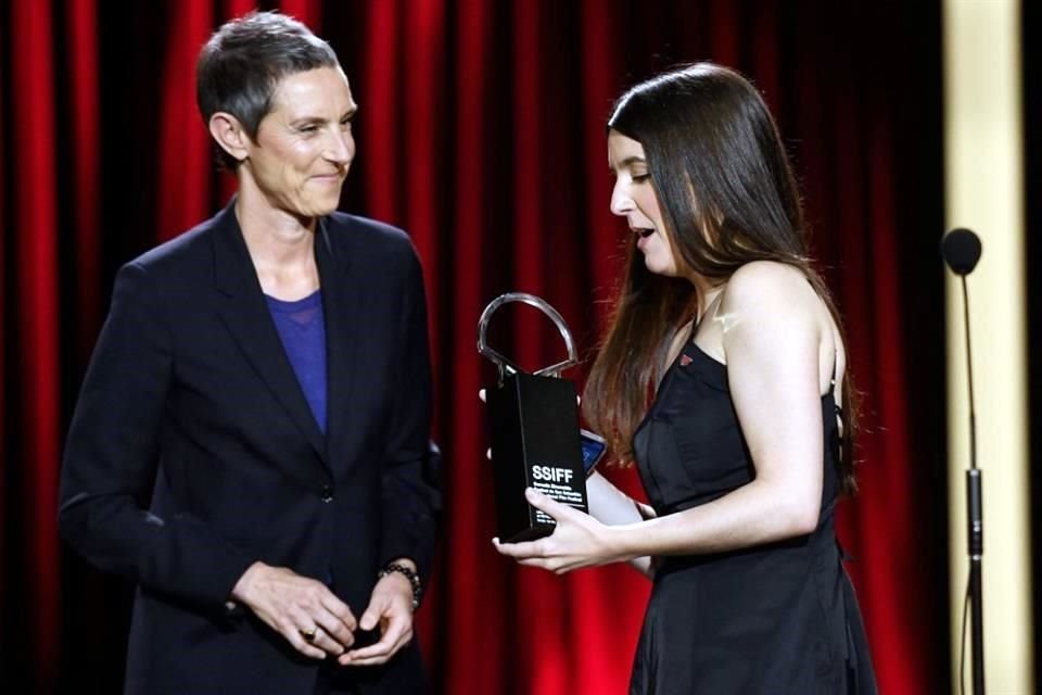 Co-ganadora de la Concha de Plata, la directora portuguesa Laura Carreira recibe el galardón por 'Al caer'.