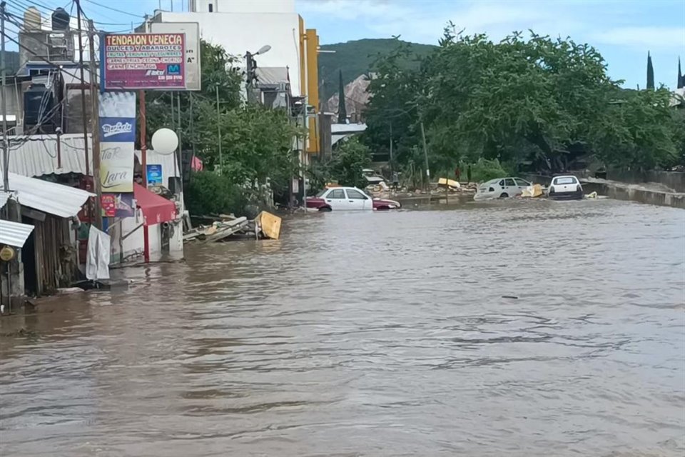 A días del impacto del huracán 'John' en Guerrero, habitantes de más de 40 municipios exigen ayuda; algunos acusan olvido del Gobierno.