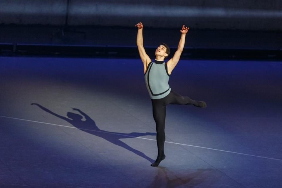 El bailarín tapatío, Ángel Vizcaíno, protagoniza uno de los solos con los que se presenta Les Grands Ballets Canadiens en GDL.