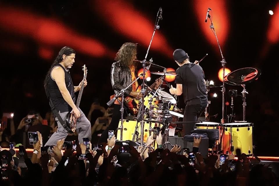 El momento lo protagonizó el bajista Robert Trujillo, quien hizo un homenaje al rock nacional.