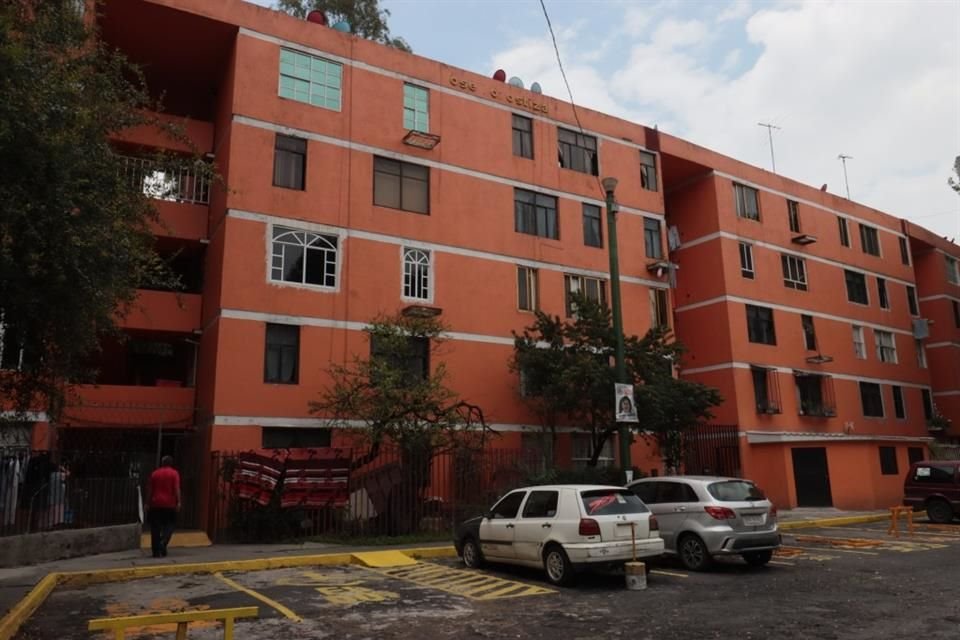 Vecinos de la Unidad Habitacional El Rosario, en Azcapotzalco, señalaron que hay grietas y humedad.