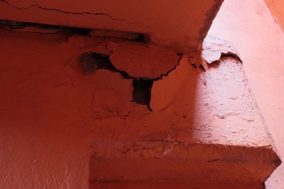 De acuerdo con los habitantes de la Calle Herreros, los grietas en techos y paredes han sido causados por la humedad.