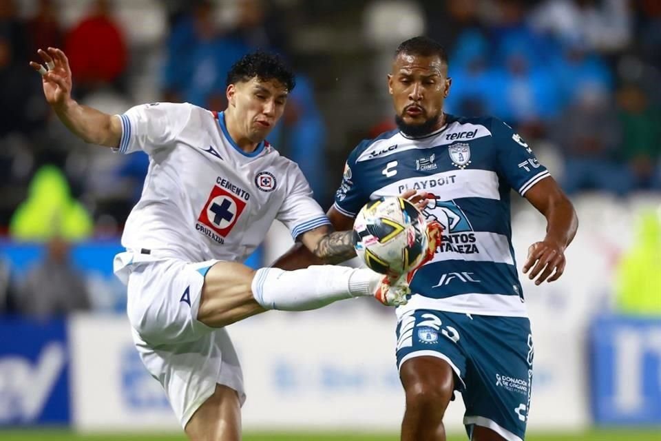 Cruz Azul llegó a 25 puntos en el torneo para seguir como líder y Pachuca se rezagó en el puesto 13 de la clasificación con nueve unidades.