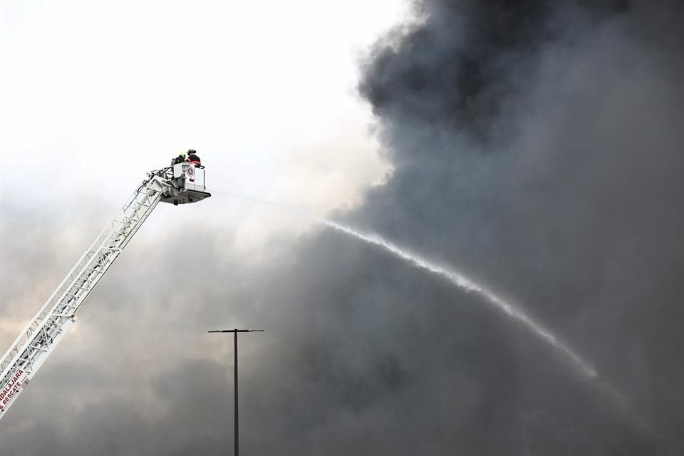 Fuerte incendio se registro en la tienda Walmart ubicada en prolongación Av. Guadalupe y Periférico.