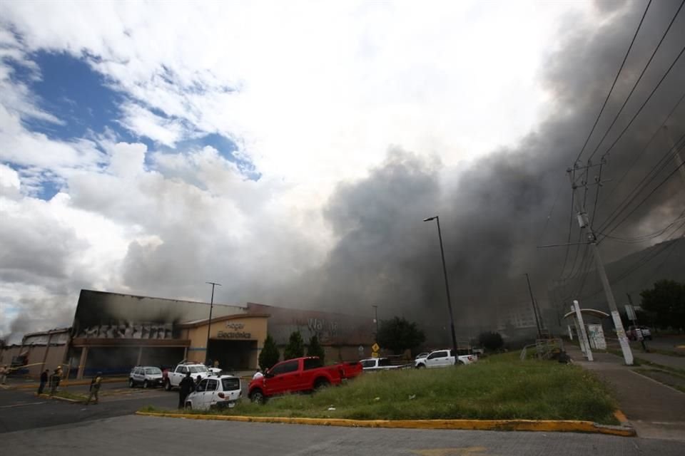 Al ver la magnitud del incidente, los clientes no pudieron más que intentar salvar la vida.