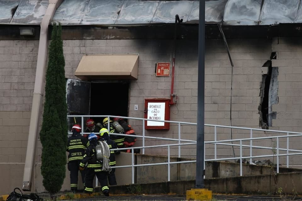 Bomberos en acción, durante el incendio en Walmart Periférico.