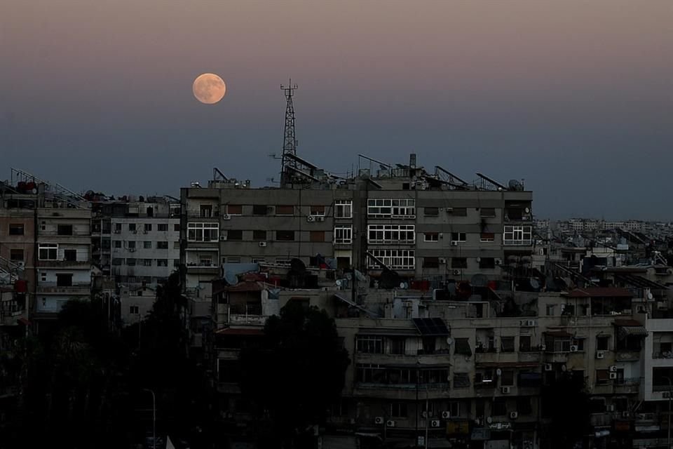 Imagen del 17 de septiembre de 2024 de una Luna llena sobre Damasco, Siria.