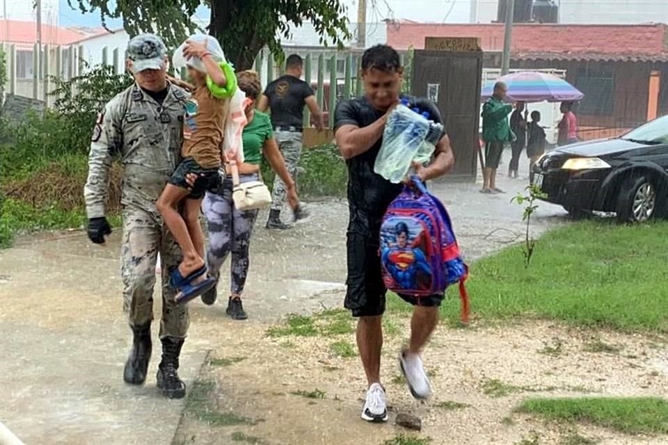 Personal de la Marina colabora con la evacuación de pobladores en Acapulco.